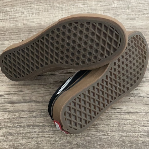 VANS. Black with gum bottom men’s size 4 vans pro ultracush shoes - Picture 2 of 4